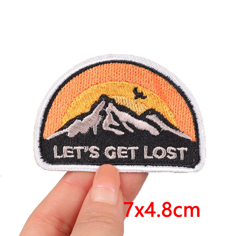رقع مطرزة للرحلات والتخييم في  - مراجعة Outdoor Adventure Outfit وسعره